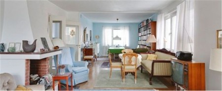 13 meter långt rum med tre fönster. Möblerat med gamla möbler i ogenomtänkt ordning.  