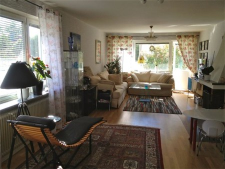 Vardagsrummet - målning, tapetsering och golvslipning 