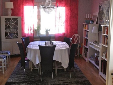 Matsalen - målning, tapetsering, golvslipning - Matbordet ger möjlighet för många gäster att få plats efter att förlängningsskivorna fällts upp. 