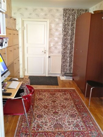 Möblerbar hall - nytt golv, målning och tapetsering - Garderob, skoskåp, datorplats och kattlåda fick plats.